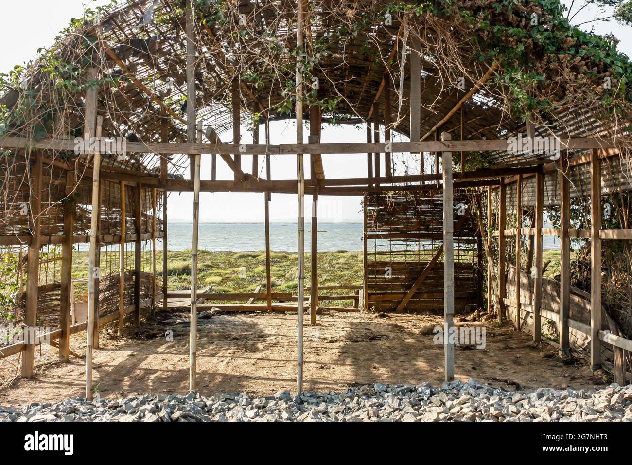 Nahaufnahme einer verlassenen Struktur am Ufer des Loktak-Sees in Indien Stockfoto