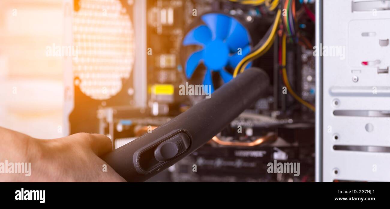 Reinigen der Systemeinheit eines Desktop-Computers mit einem Staubsauger  von Staub Stockfotografie - Alamy