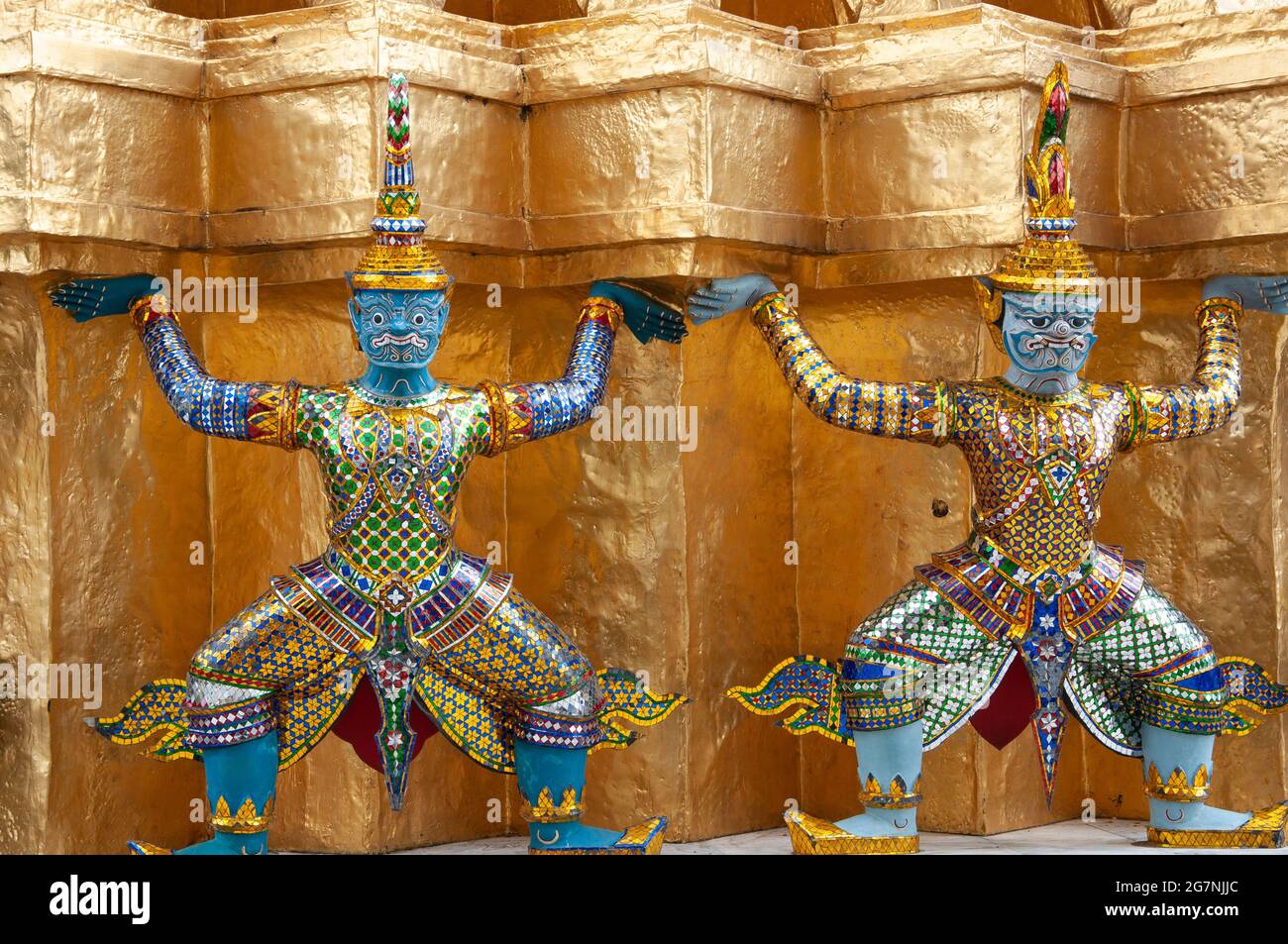 Zwei dekorative Figuren auf einer Pagode in Bangkok, Thailand. Stockfoto
