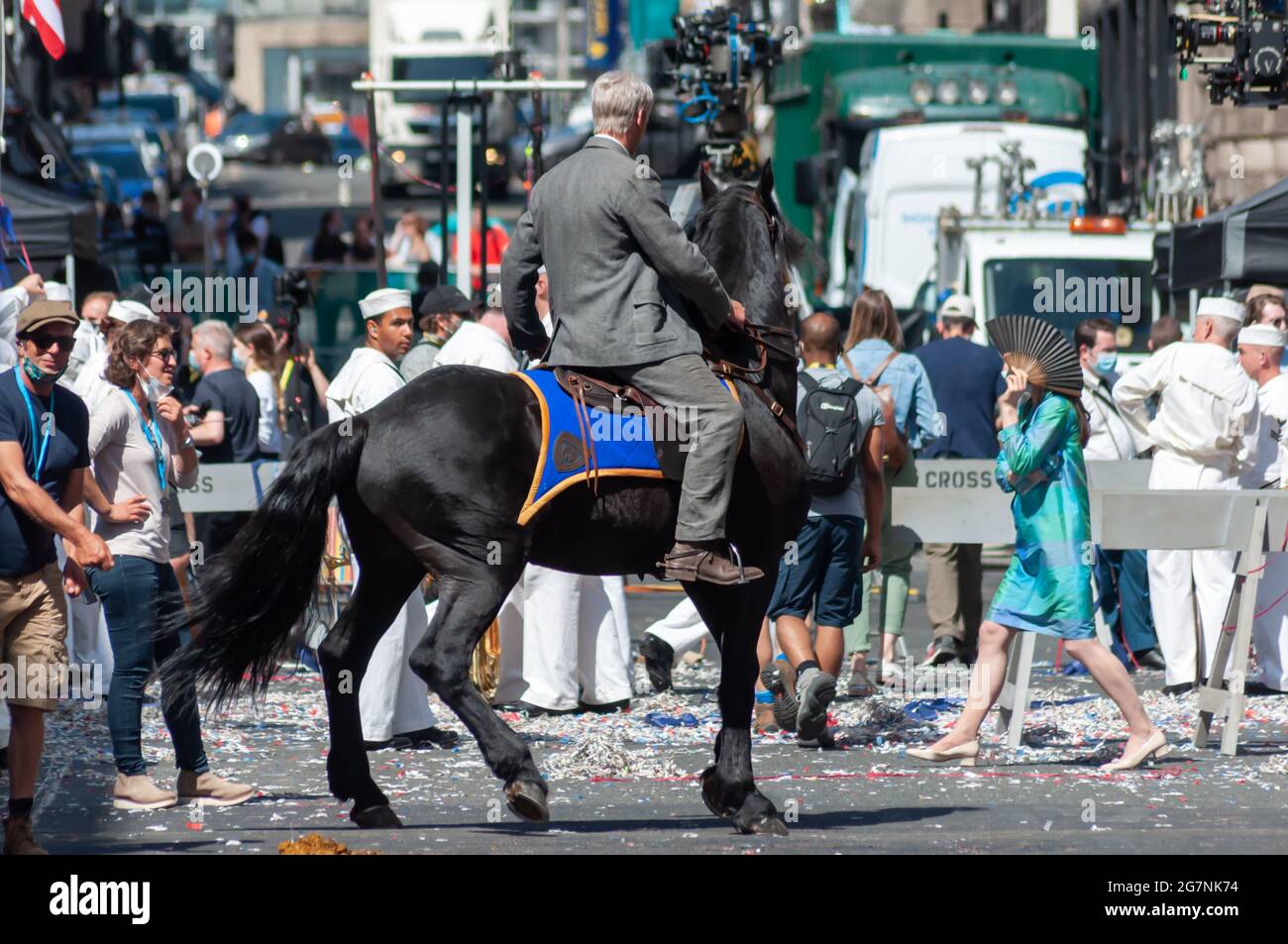 Glasgow, Schottland, Großbritannien. Juli 2021. Harrison Fords Stunt-Doppel zu Pferd während der Dreharbeiten von Indiana Jones und dem Dial of Destiny-Film im Stadtzentrum. Quelle: Skully/Alamy Live News Stockfoto