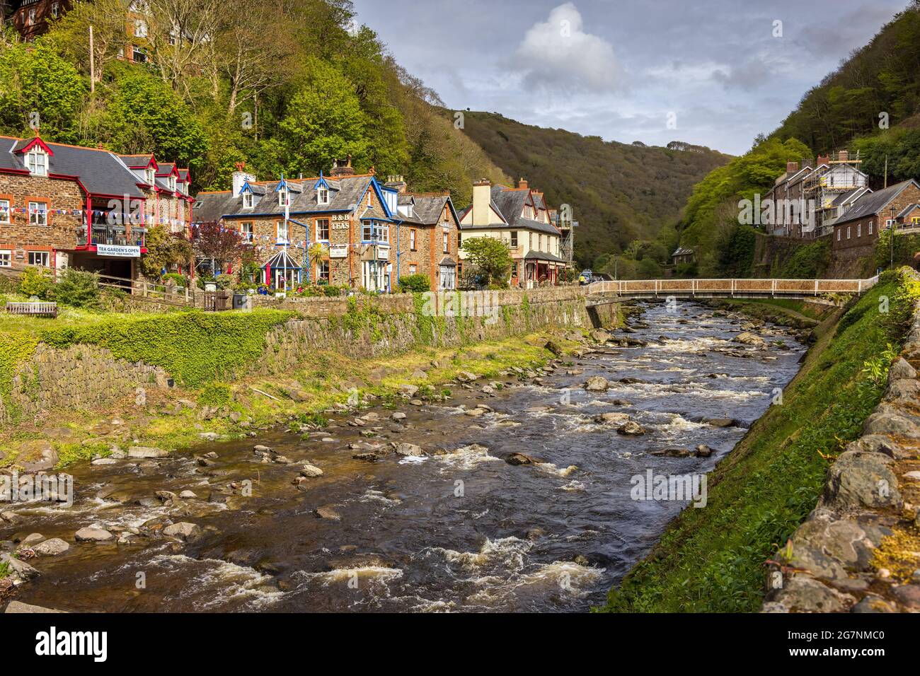 Der East Lyn River fließt durch Lynmouth, North Devon, England, Großbritannien Stockfoto
