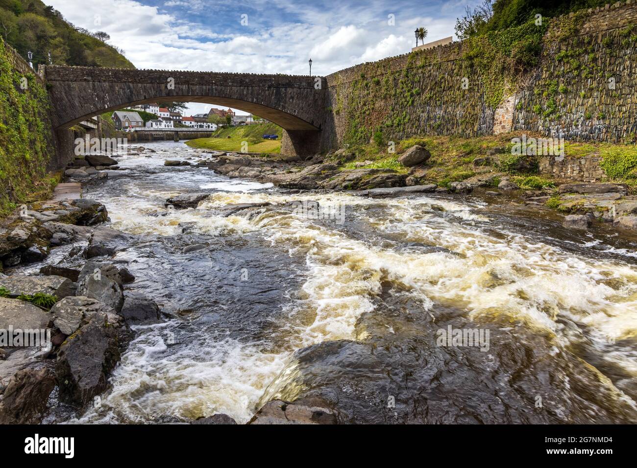 Der East Lyn River fließt durch Lynmouth, North Devon, England, Großbritannien Stockfoto