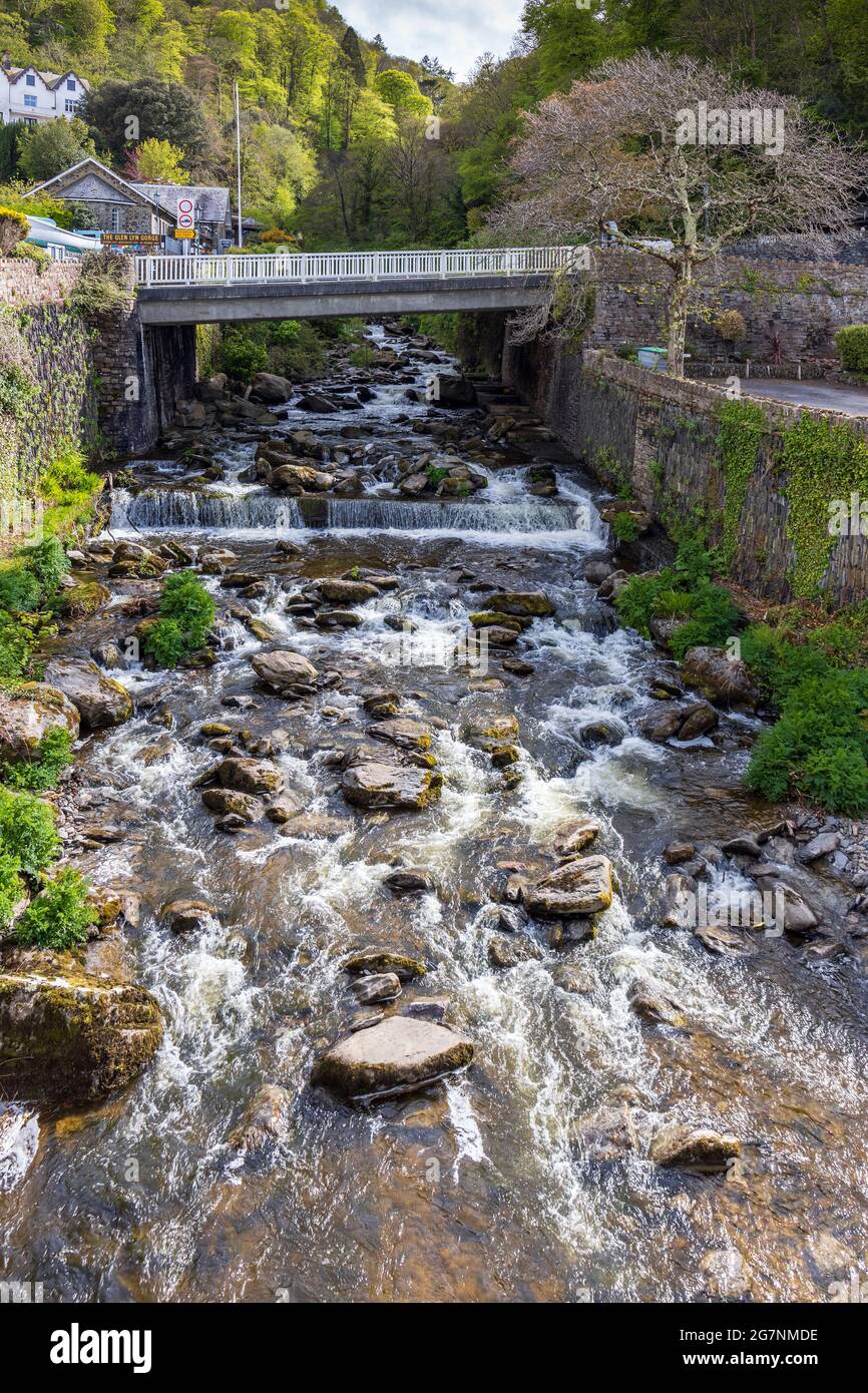 Der East Lyn River fließt durch Lynmouth, North Devon, England, Großbritannien Stockfoto