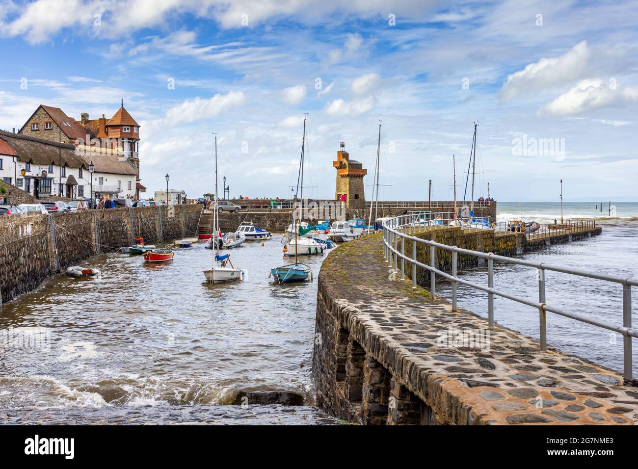 Lynmouth Hafen bei Flut mit dem Rheinischen Turm an der Hafenmauer, North Devon, England. Stockfoto