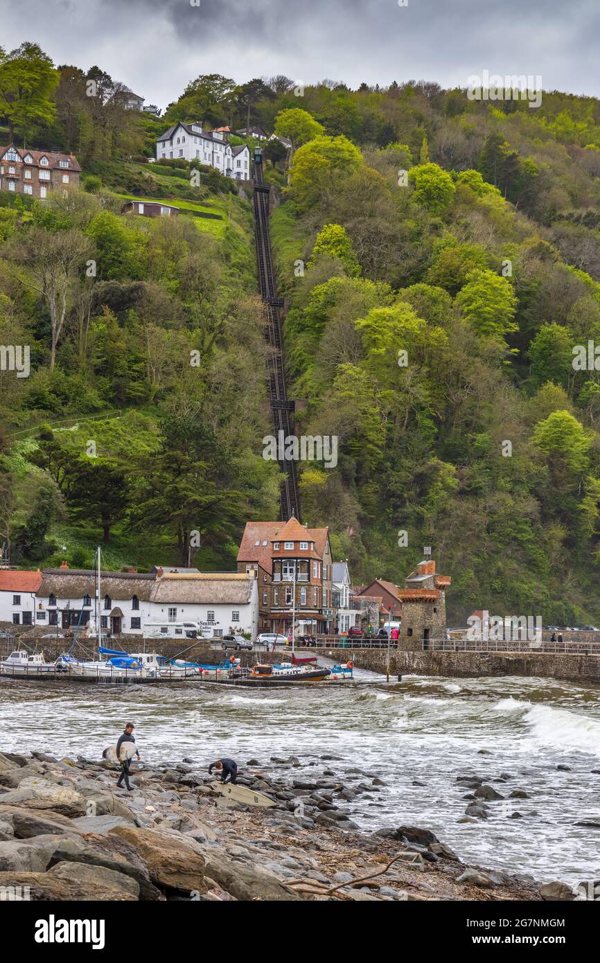 Die Lynton and Lynmouth Cliff Railway ist eine wasserbetriebene Standseilbahn, die die Partnerstädte Lynton und Lynmouth in North Devon, England, verbindet. Stockfoto