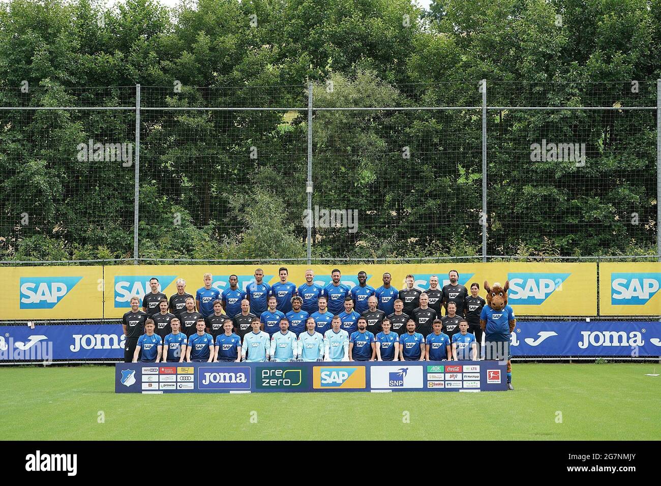 15. Juli 2021, Ausbildungszentrum, Zuzenhausen, GER, 1.FBL, Portraitdatum 2021/2022, Teamfoto Hoffenheim, im Bild hinten (links nach rechts): Supervisor Timo Seyfert - Supervisor Heinz Seyfert - Gabriel Haider - Joshua Brenet - Kevin Akpoguma - Benjamin HÃ¼bner - Kevin Vogt - Ishak Belfodil - Ihlas Bebou - Melayro Bogarde - Physiotherapeut Peter Geigle - Physiotherapeut SÃ¶ren Johannsen - Physiotherapeut Dennis WÃ¶hr - Physiotherapeut Mandana Sarei mit folgender Reihe: Torwartcoach Michaelrechner - Co-Coach Analyse Timo Gross - Co-Coach Matthias Kaltenbach - Co-Coach David Krecidlo - Kopf c Stockfoto