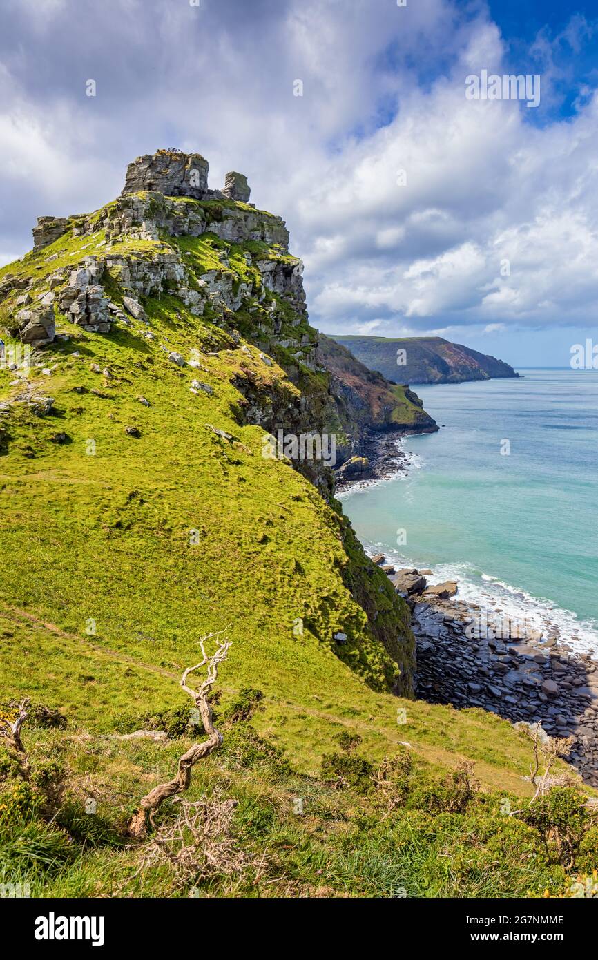 Wringcliff Bay in der Nähe von Castle Rock, Valley of the Rocks im Exmoor National Park in der Nähe von Lynton, aufgenommen vom South West Coast Path. Stockfoto