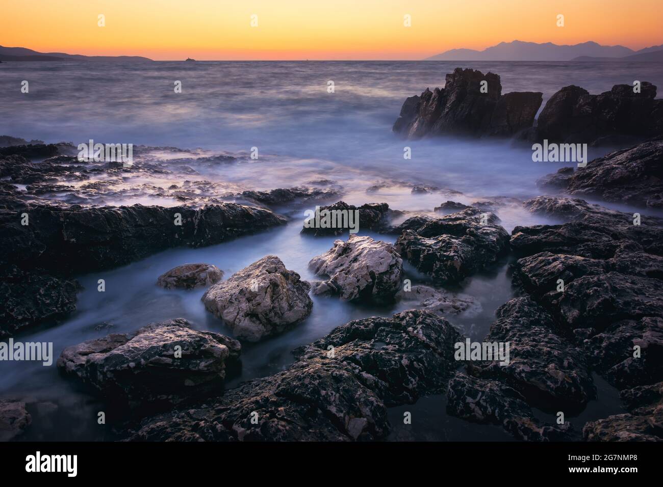 Wunderschöne Sonnenuntergangslandschaft an der Küste des Ionischen Meeres in Südalbanien Stockfoto