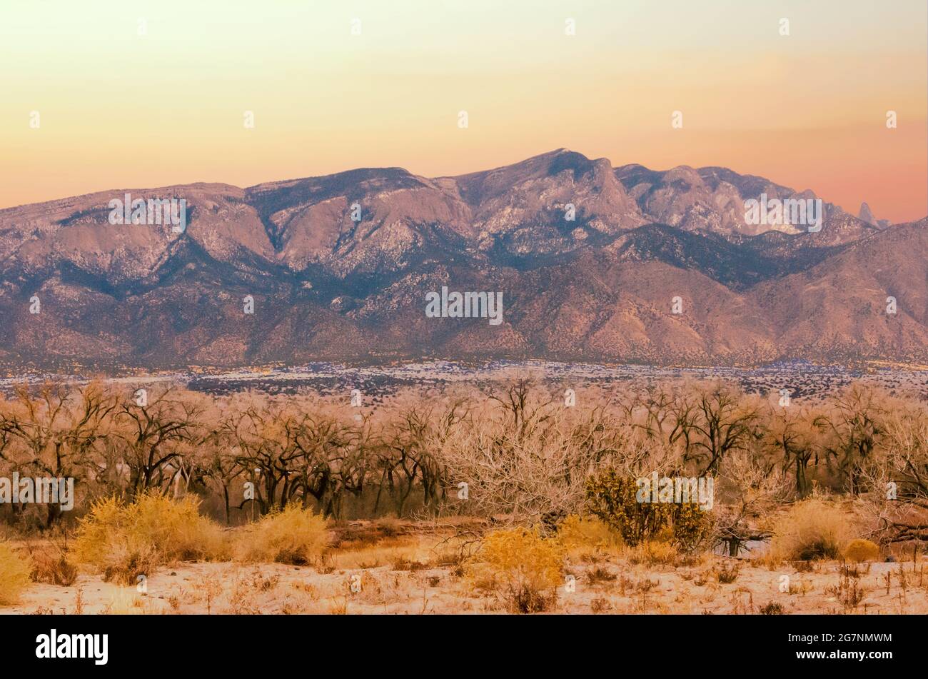 Sandia Mountains vom Rio Grande River in New Mexico Stockfoto