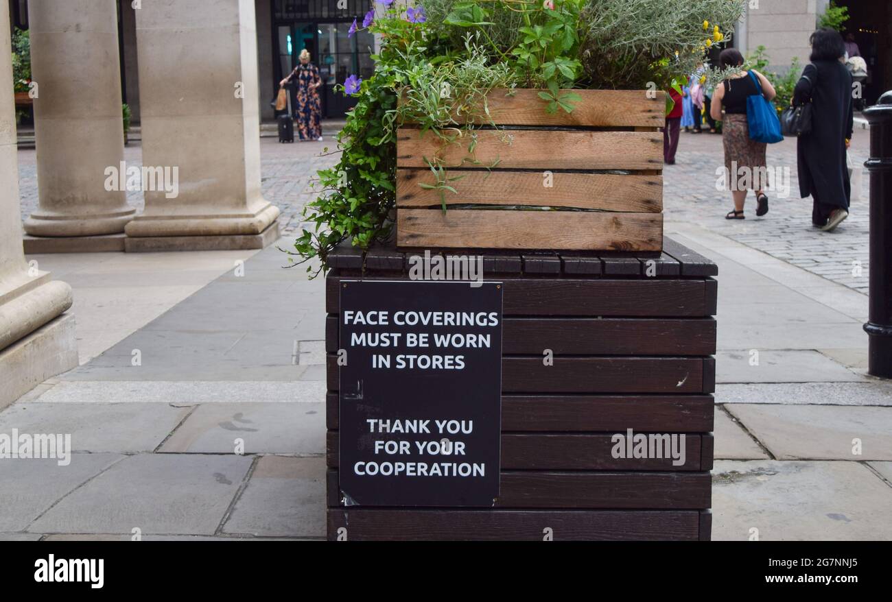 London, Großbritannien. Juli 2021. Schild „Gesichtsbezüge müssen in Geschäften getragen werden“ in Covent Garden. Das Tragen von Gesichtsschutzmasken als Vorsichtsmaßnahme gegen COVID-19 wird ab dem 19. Juli in den Geschäften in England nicht mehr gesetzlich vorgeschrieben sein. Kredit: SOPA Images Limited/Alamy Live Nachrichten Stockfoto