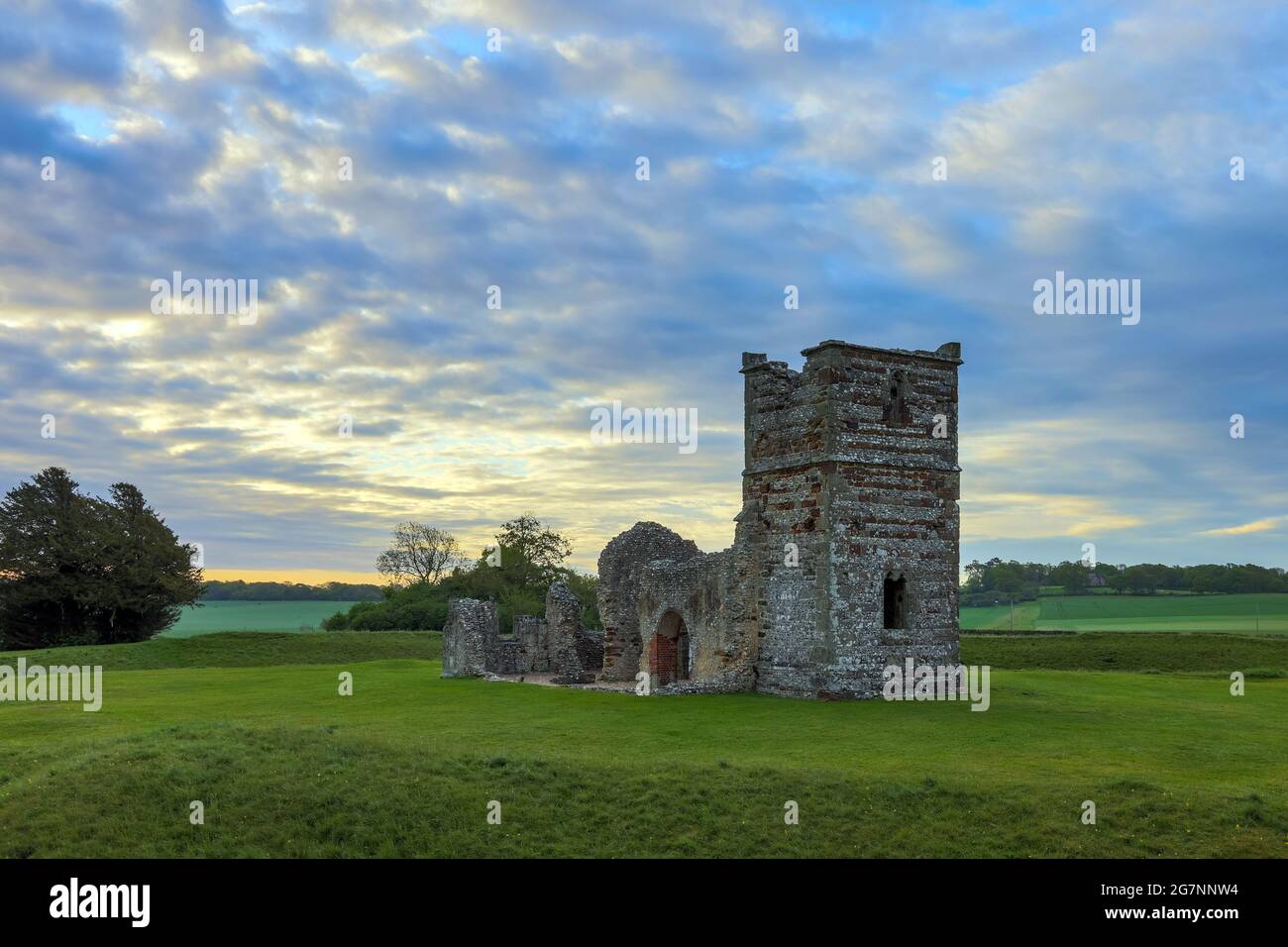 Knowlton Kirche und Erdarbeiten in East Dorset. Die ruinierte mittelalterliche Kirche befindet sich im Zentrum eines neolithischen Rituals zur Hengung von Erdarbeiten. Stockfoto
