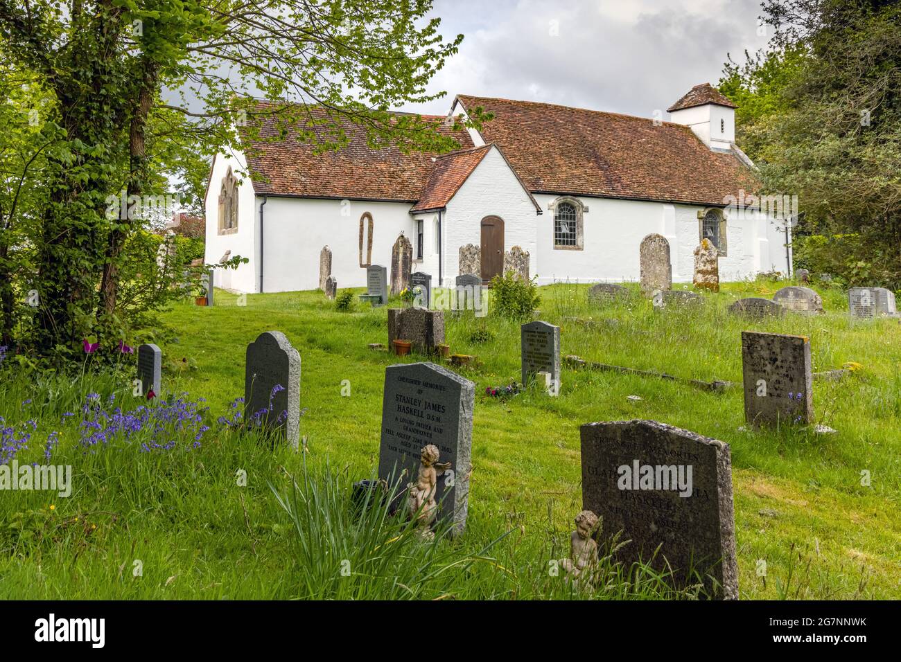 Die All Saints Church im Dorf Chalbury, Dorset, ist eine wunderschöne Kirche aus dem 13. Jahrhundert, die von einer herrlichen Aussicht auf die Landschaft von Dorset umgeben ist. Stockfoto