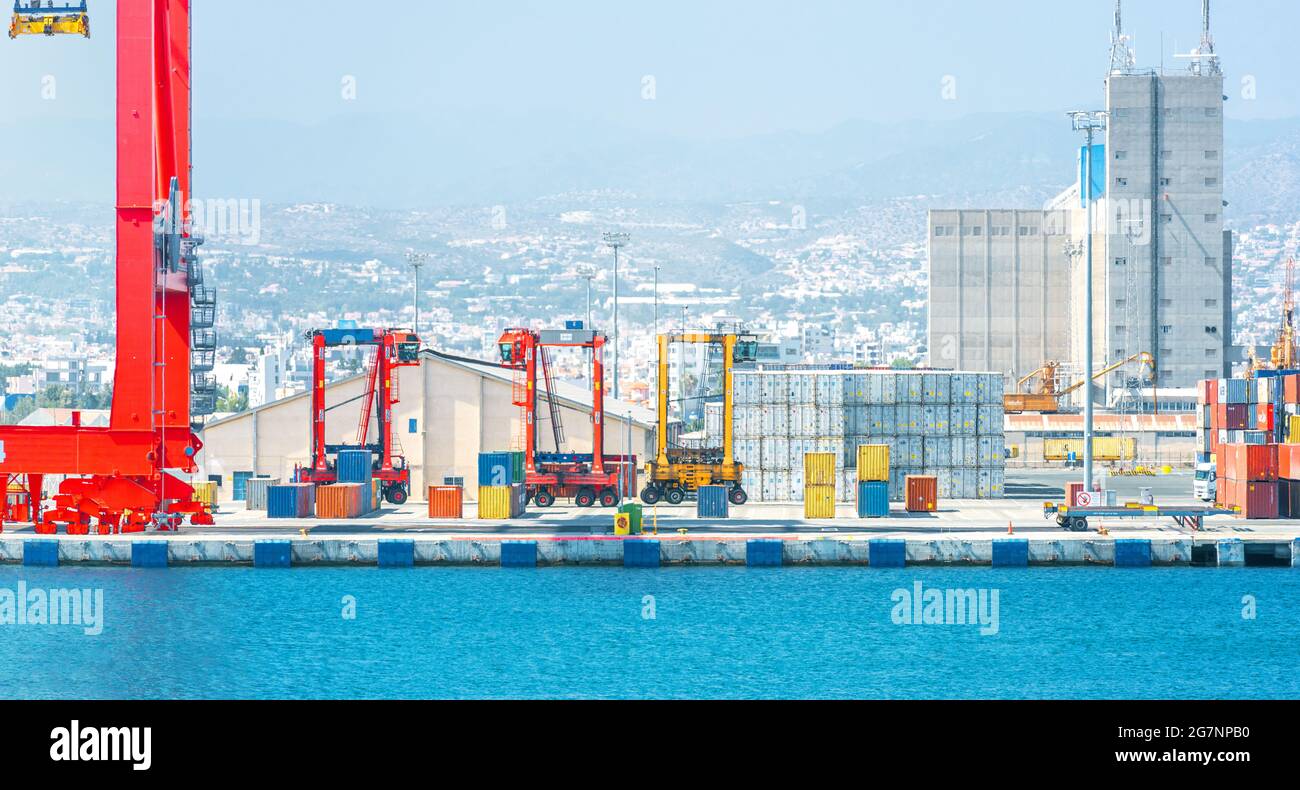 Transport von Containerfrachtern im Frachtterminal des Hafens von Limassol (Zypern) Stockfoto