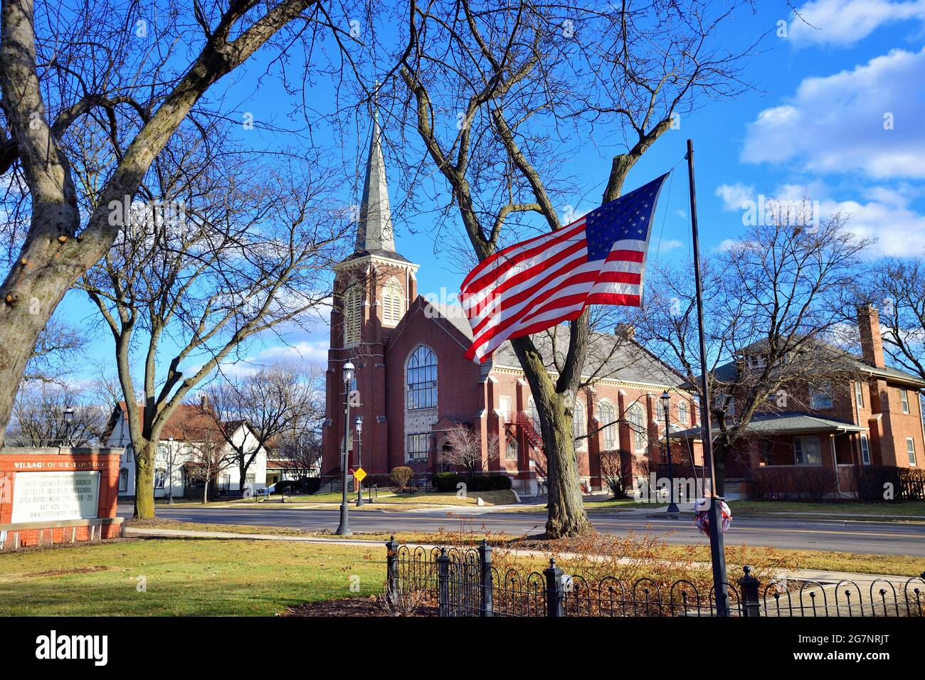 West Dundee, Illinois, USA. Eine sonnige Szene am späten Nachmittag entlang der Main Street in einer kleinen Gemeinde in Illinois. Stockfoto