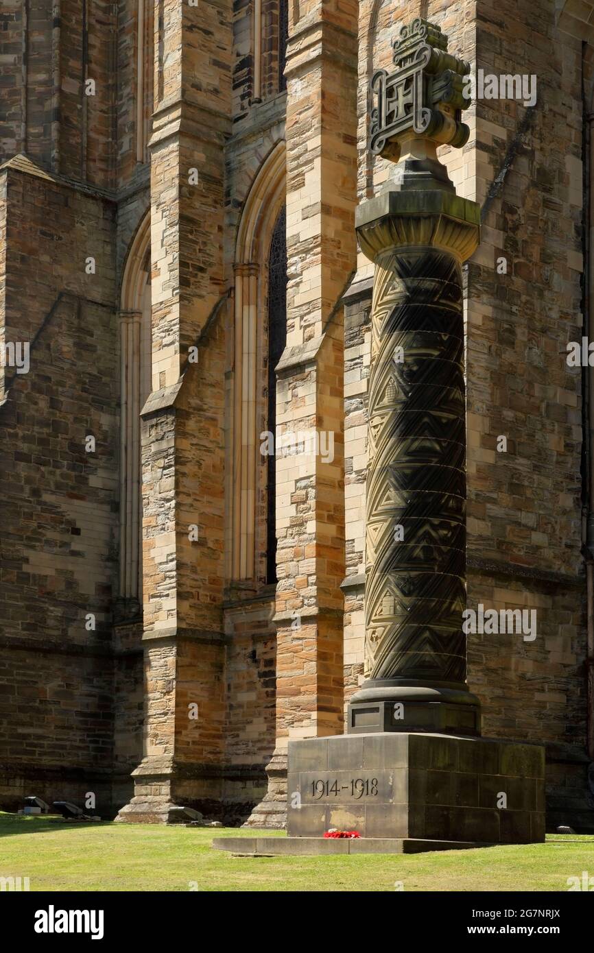 Das Kriegsdenkmal der Kathedrale von Durham, das an die Verluste des 1. Weltkriegs erinnert, zeigt die Insignien der Durham Light Infantry (DLI), Durham, Großbritannien. Stockfoto
