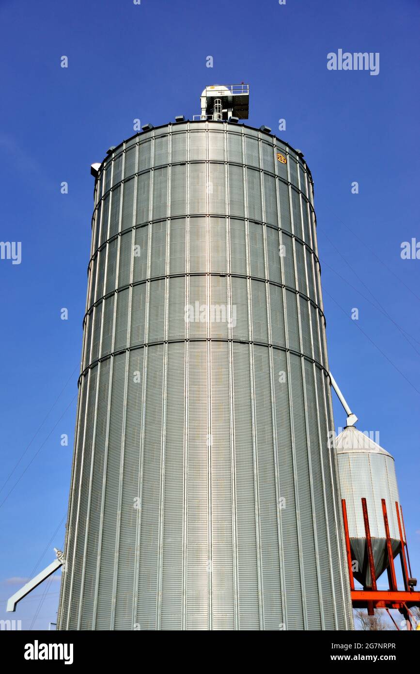 Sandwich, Illinois, USA. Ein moderner Aufzug aus Metallgetreide entlang der Eisenbahnschienen. Stockfoto