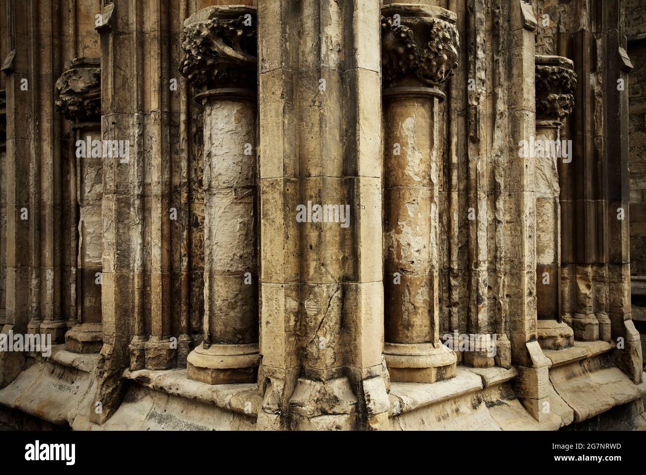 Erodiertes Mauerwerk an der südwestlichen Ecke des York Minster, York, N Yorkshire, Großbritannien. Stockfoto