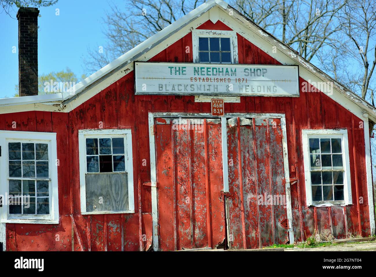 Elburn, Illinois, USA. Das Äußere eines alten, aber immer noch funktionierenden Schmiedearbeiterladens im Nordosten von Illinois. Stockfoto