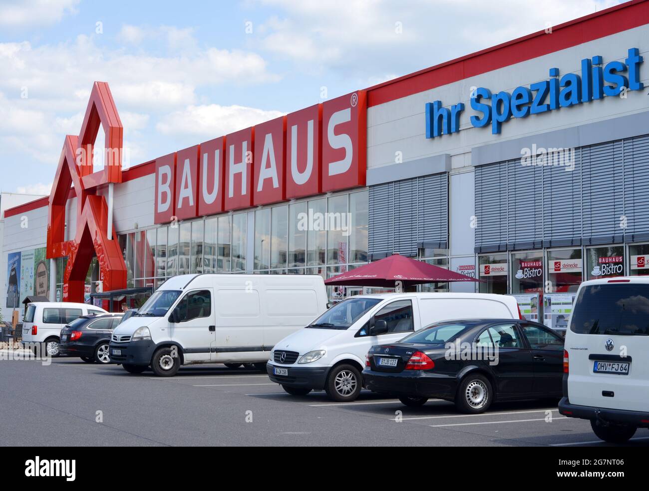 Berlin, Deutschland, Kaufhaus Bauhaus mit Parkplätzen und geparkten Kundenautos Stockfoto