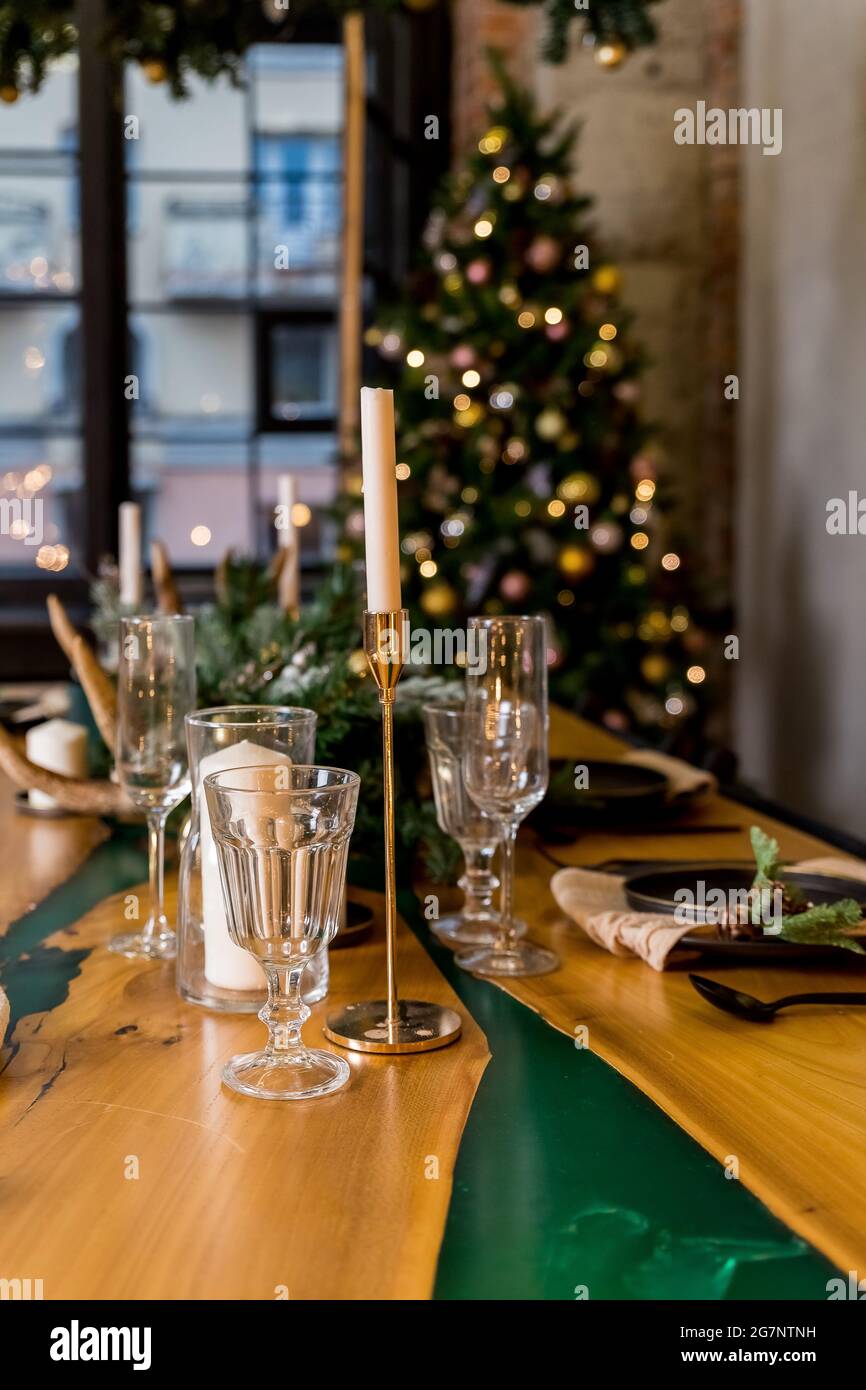 Weihnachtstisch im rustikalen Stil mit Lebkuchenkuchen und Keksen, Tannen- und Öko-Dekoren auf Leinentischdecke Stockfoto