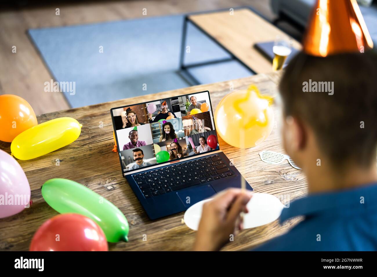 Virtuelle Online-Geburtstagsfeier Party-Event Auf Laptop Stockfoto
