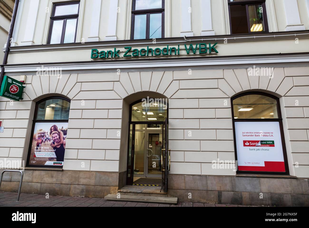 Krakau, Polen – 28. August 2018: Fassade einer Zachodni WBK Bank-Niederlassung der Santander Bank-Gruppe in Krakau, Polen Stockfoto