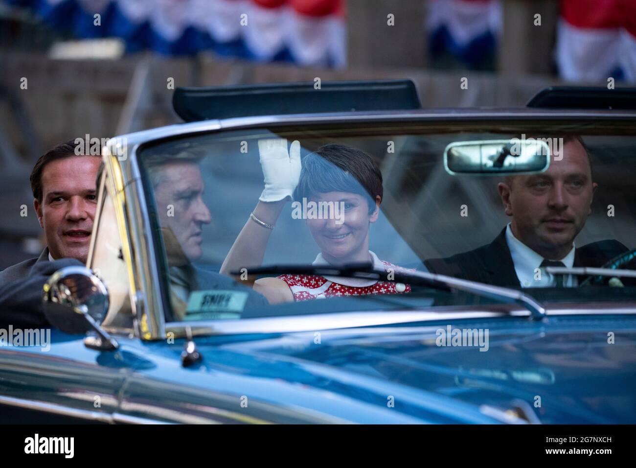 Glasgow, Schottland, Großbritannien. Juli 2021. IM BILD: Die Astronauten kehren zurück und fahren auf der Rückseite eines Autos. Tag 2 der Dreharbeiten von Hollywood-Blockbuster-Film von Indiana Jones 5. Heutige Szenen sagen, dass eine Ticker-Tape-Parade mit marschierenden Bands, winkenden Massen, Presse und den zurückkehrenden Astronauten in einer amerikanischen New Yorker Szene von 1959 stattfindet. Die Straßen sind mit Sternen und Streifen geschmückt, Flaggen und Ammer, und das Harrison Ford Double wurde auf dem Pferd durch die Straßen von Glasgow reiten gesehen. Quelle: Colin Fisher/Alamy Live News Stockfoto