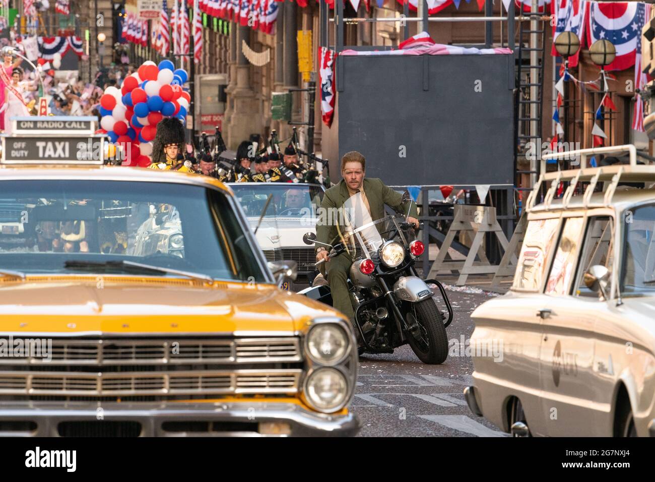 Glasgow, Schottland, Großbritannien - Indiana Jones Dreharbeiten: Boyd Holbrook fährt doppelt auf dem Motorrad, nachdem er während der Dreharbeiten zum neuen Indiana Jones-Film durch die Parade gefahren ist.Quelle: Kay Roxby/Alamy Live News Stockfoto