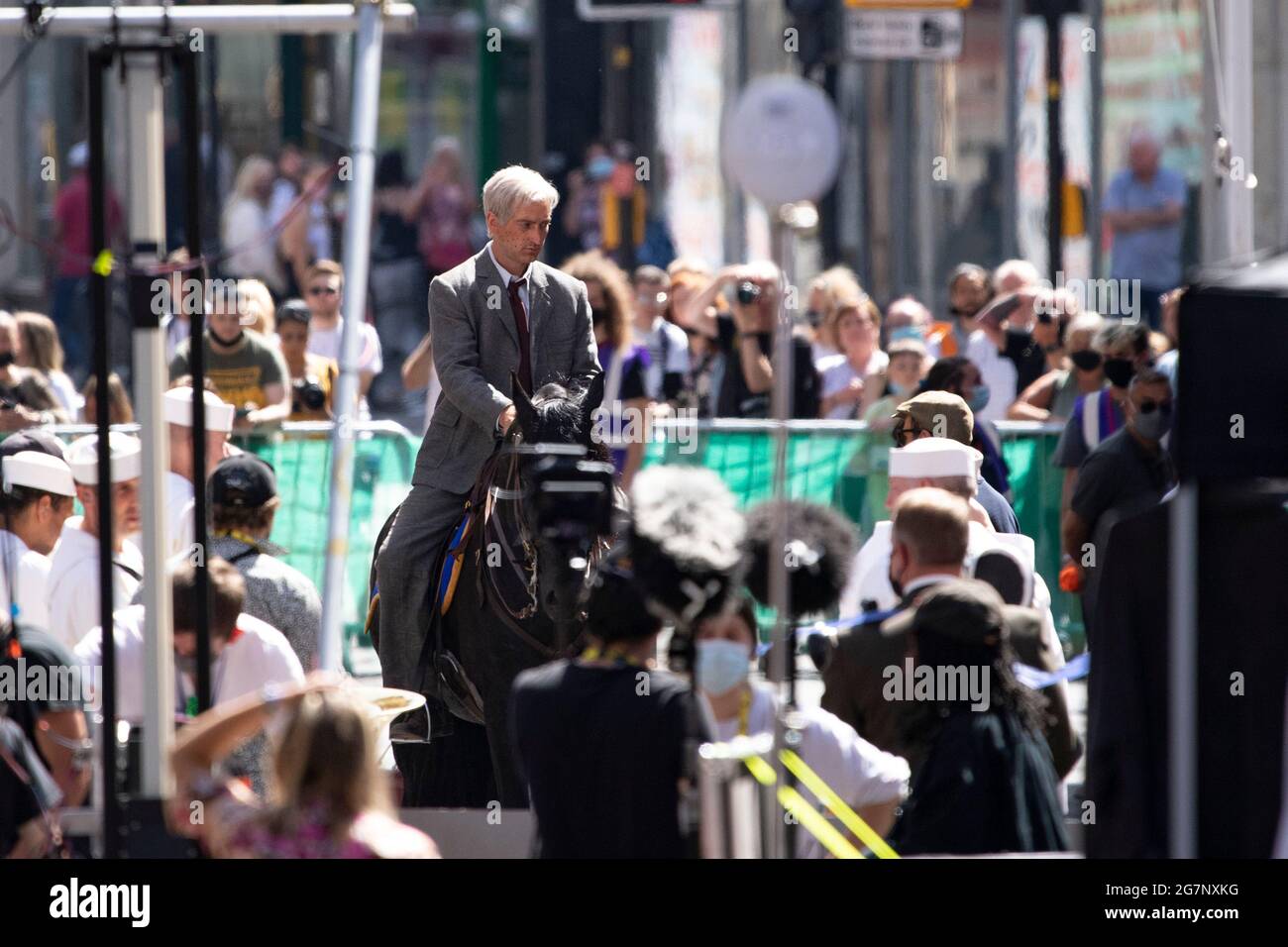 Glasgow, Schottland, Großbritannien. Juli 2021. IM BILD: Harrison Ford Stunt Double. Tag 2 der Dreharbeiten von Hollywood-Blockbuster-Film von Indiana Jones 5. Heutige Szenen sagen, dass eine Ticker-Tape-Parade mit marschierenden Bands, winkenden Massen, Presse und den zurückkehrenden Astronauten in einer amerikanischen New Yorker Szene von 1959 stattfindet. Die Straßen sind mit Sternen und Streifen geschmückt, Flaggen und Ammer, und das Harrison Ford Double wurde auf dem Pferd durch die Straßen von Glasgow reiten gesehen. Quelle: Colin Fisher/Alamy Live News Stockfoto