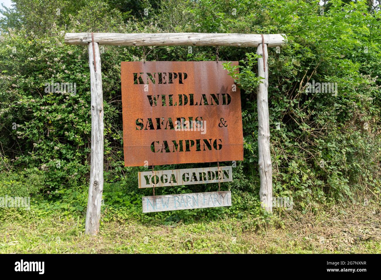 Schild am Eingang zu Knepp Wildland, Teil des Knepp Estate, mit Safaris und Camping, West Sussex, England, Großbritannien Stockfoto