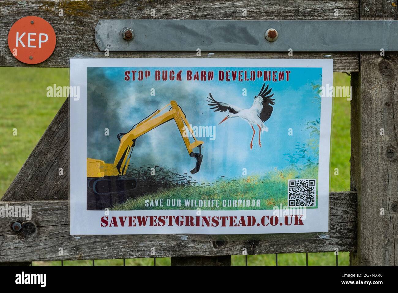 Stop Buck Barn Development Protestposter auf dem Knepp Estate Wildland, Großbritannien. Das vorgeschlagene Hausgebäude würde einen Wildtierkorridor abschneiden. Stockfoto