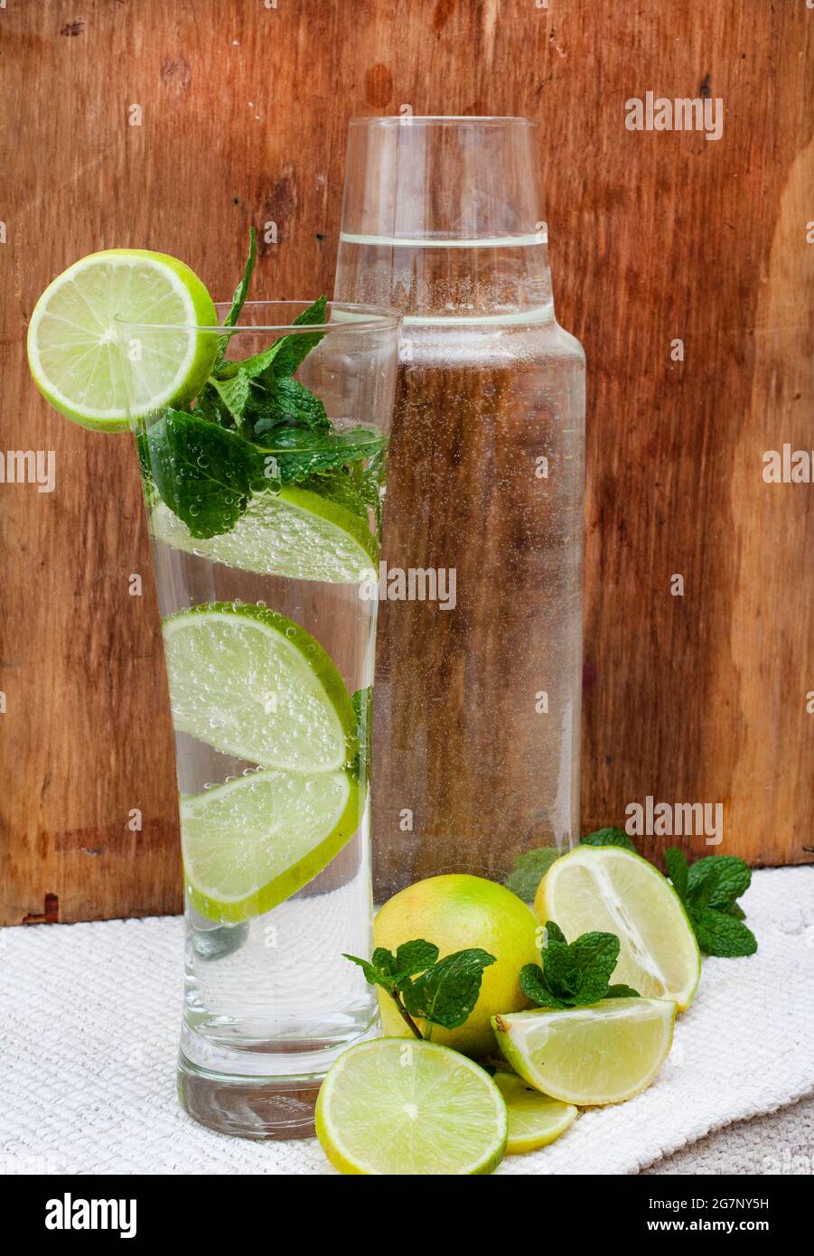 Natürlich infundiert Wasser für eine erfrischende gesunde Getränke Alternative Stockfoto