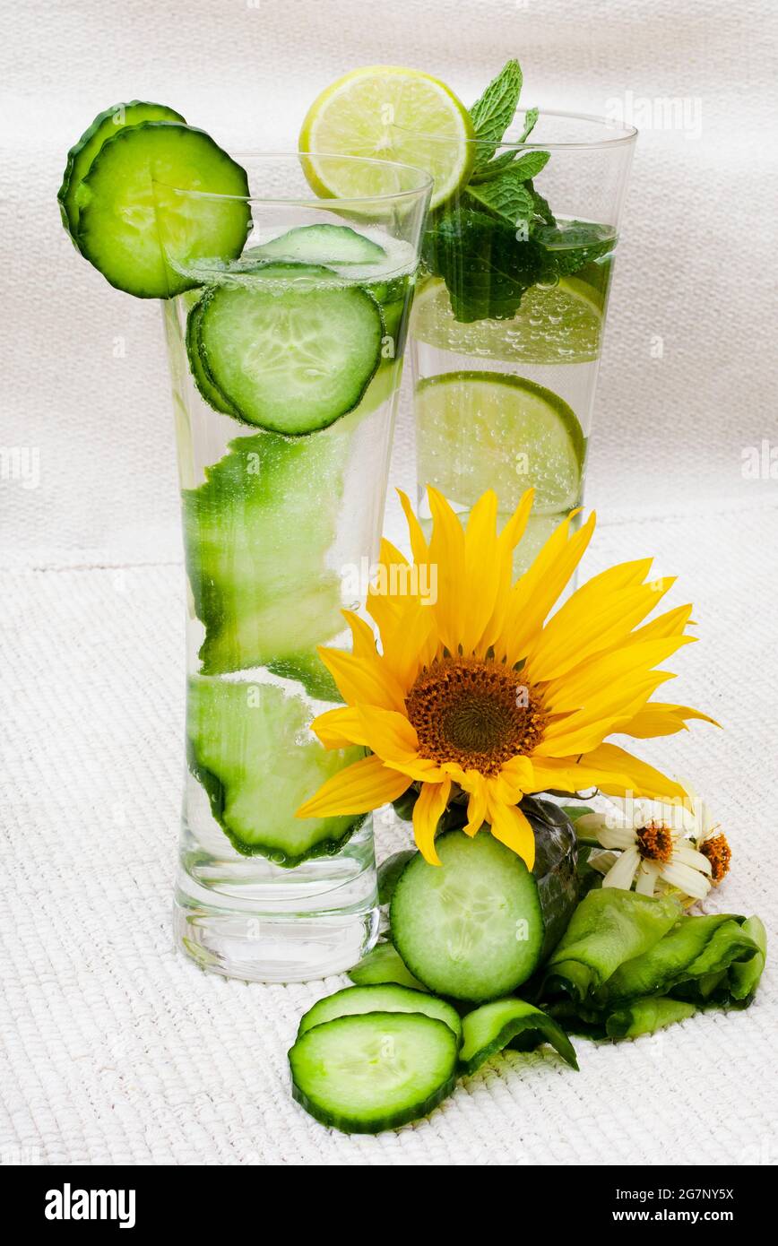 Natürlich infundiert Wasser für eine erfrischende gesunde Getränke Alternative Stockfoto