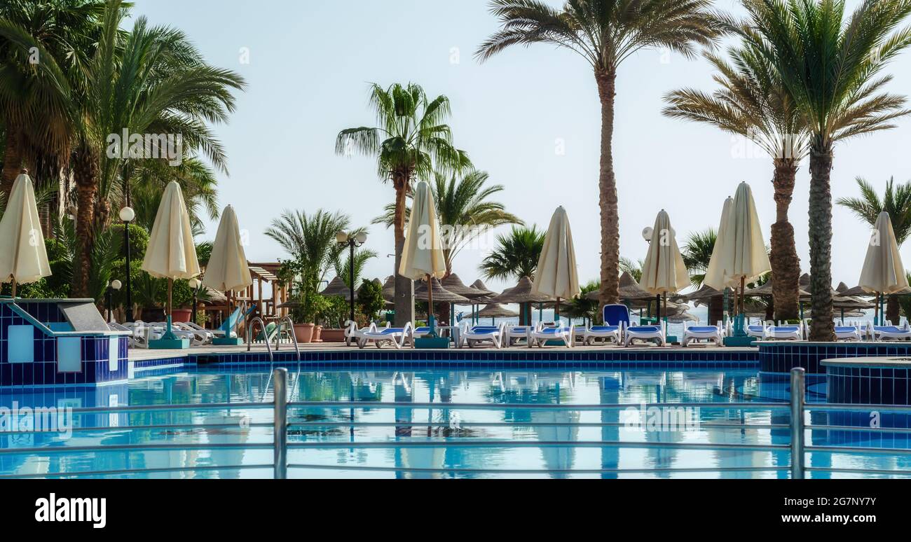 Pool ohne Menschen und Palmen in einem leeren Hotel In Hurghada, Ägypten Stockfoto