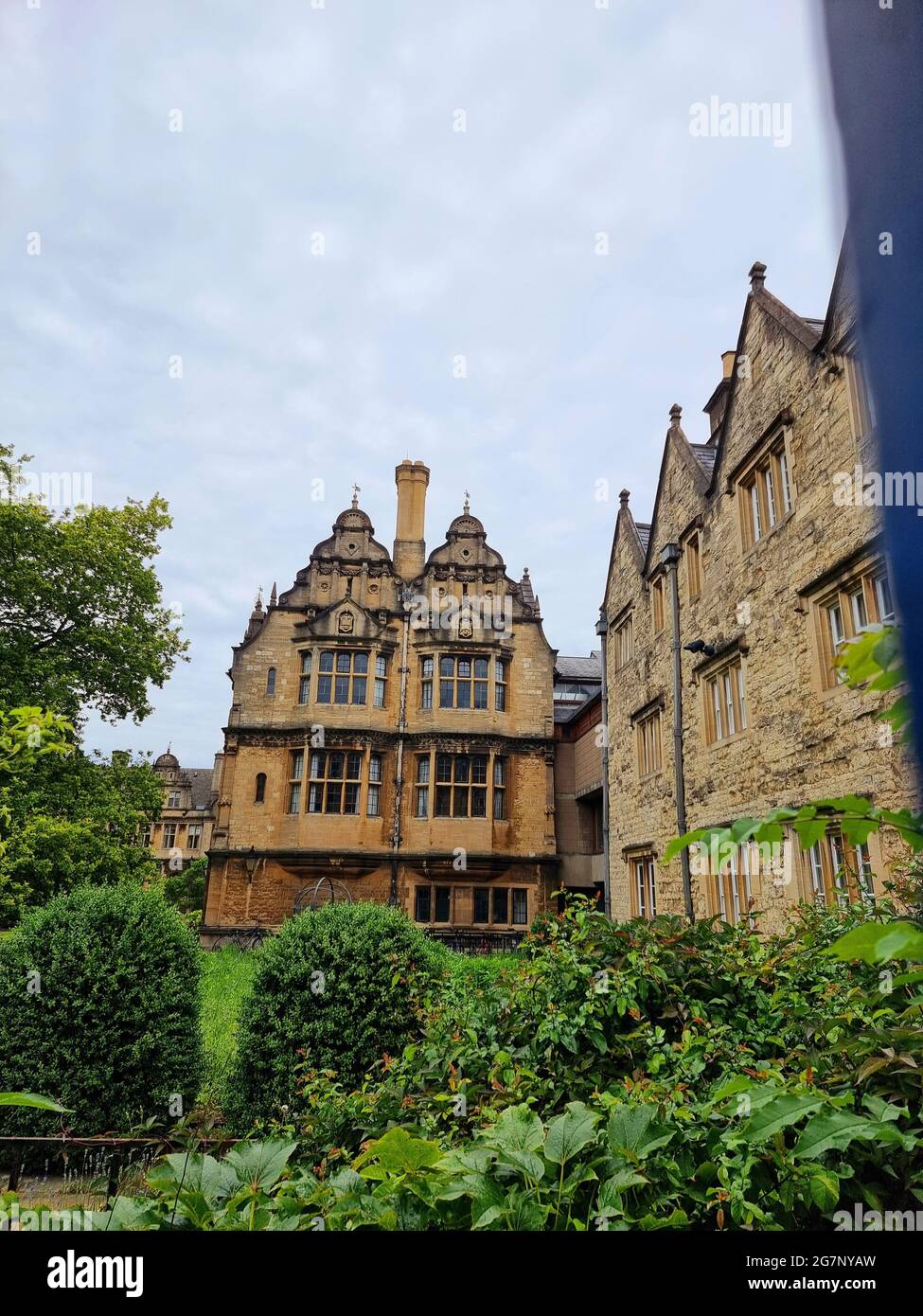 Vorderansicht des Trinity College Oxford, England unter Verschluss während Covid-19. Das Trinity College liegt im Herzen der Stadt Oxford. Sein weitläufiger Standort mit außergewöhnlich schönen Gärten und Gebäuden bietet einen idealen Rahmen für ein Hochschulstudium. Es ist eine der konstituierenden Hochschulen der University of Oxford in England. Das College wurde 1555 von Sir Thomas Pope auf dem Land gegründet, das zuvor vom Durham College besetzt war und in dem Benediktinermönche aus der Kathedrale von Durham lebten. Vereinigtes Königreich. Stockfoto