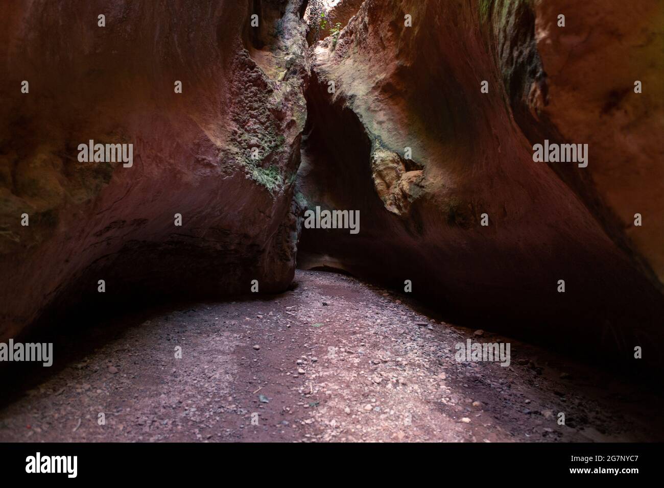 Schlucht oder Grotte, die, wenn sie von innen betrachtet, den Eingang des Sonnenlichts in Form eines Balkens zu schätzen wissen kann. Stockfoto