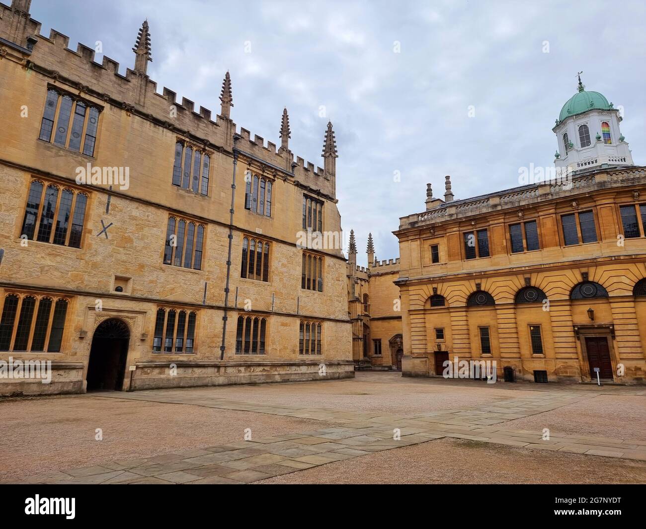 Blick auf die berühmte Bodleian Library in Oxford, England. Die Bodleian Library ist die wichtigste Forschungsbibliothek der University of Oxford und eine der ältesten Bibliotheken in Europa, die ihren Namen vom Gründer Sir Thomas Bodley erhielt. Mit über 13 Millionen gedruckten Artikeln ist sie nach der British Library die zweitgrößte Bibliothek Großbritanniens. Oxford-Gelehrte sind als „Bodley“ oder „The Bod“ bekannt, sie arbeiten hauptsächlich als Referenzbibliothek und dürfen im Allgemeinen keine Dokumente aus den Lesesälen entfernen. Vereinigtes Königreich. Stockfoto