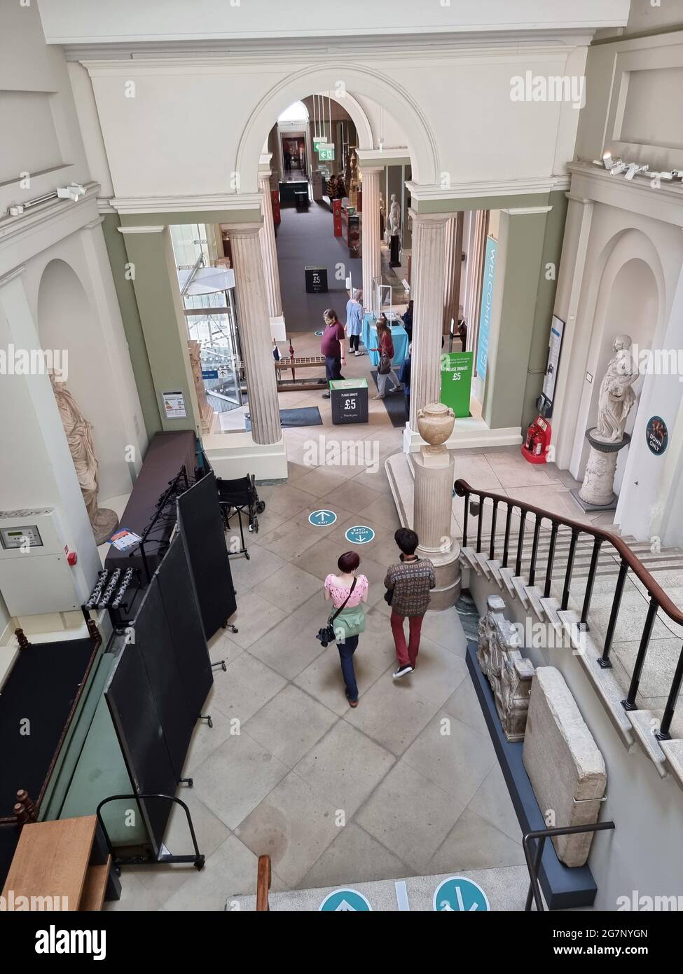 Besucher, die durch die Lobby des Ashmolean Museums in Oxford, England, fahren. Das Ashmolean ist das 1683 gegründete Kunst- und Archäologiemuseum der Universität Oxford. Die weltberühmten Sammlungen reichen von ägyptischen Mumien bis hin zu zeitgenössischer Kunst und erzählen menschliche Geschichten über Kulturen und über die Zeit hinweg. Vereinigtes Königreich. Stockfoto