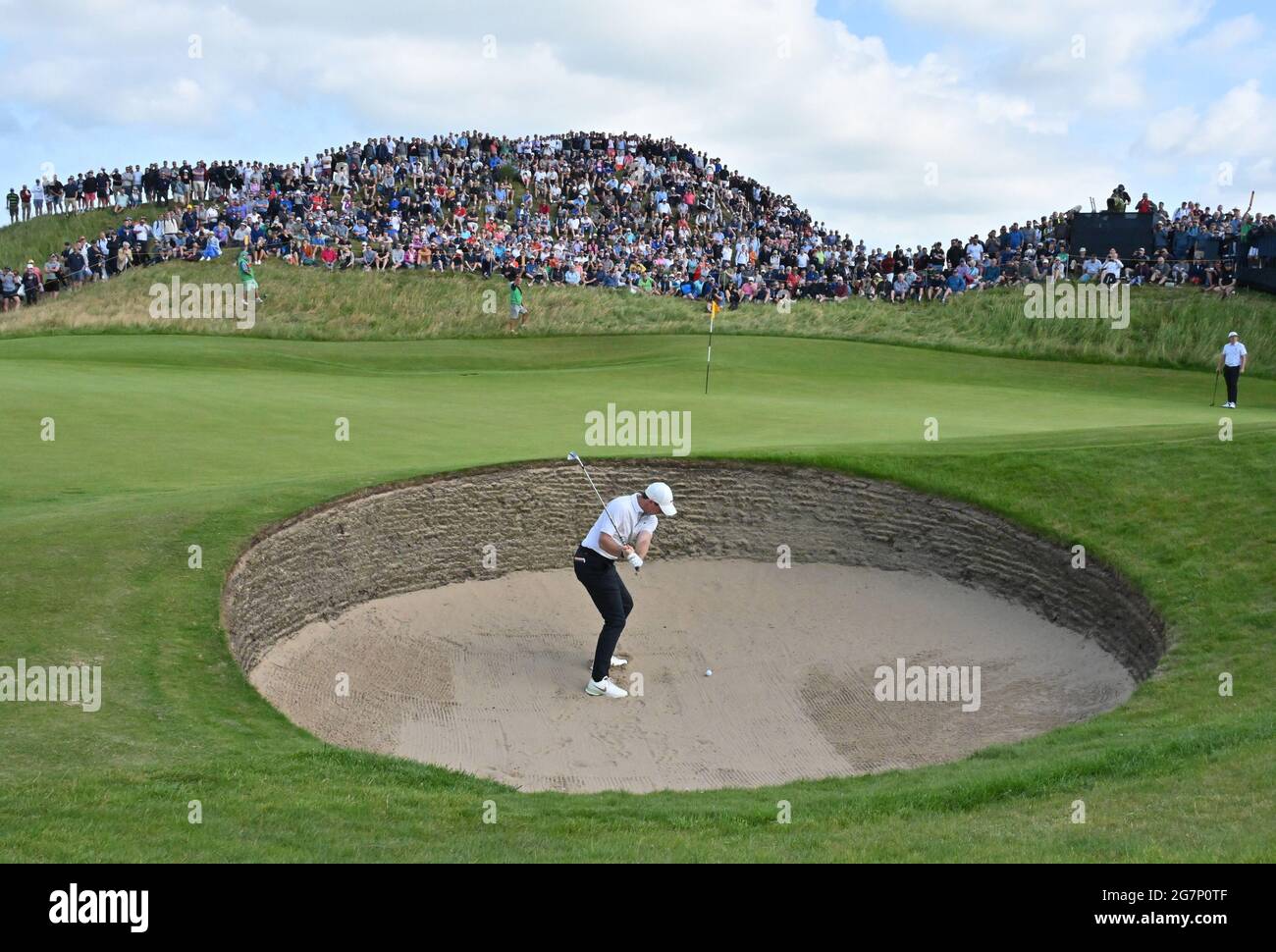 Sandwich, Großbritannien. Juli 2021. Am ersten Tag der Open Golf Championship im Royal St George's in Sandwich, Kent, trifft Rory Mcllroy am Donnerstag, den 15. Juli 2021, auf dem sechsten Grün aus dem Bunker. Foto von Hugo Philpott/UPI Credit: UPI/Alamy Live News Stockfoto