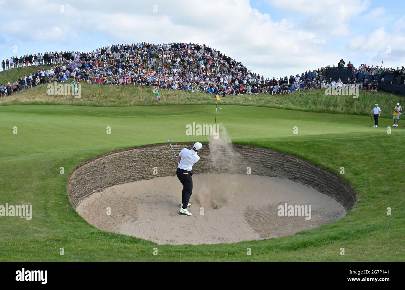 Sandwich, Großbritannien. Juli 2021. Am ersten Tag der Open Golf Championship im Royal St George's in Sandwich, Kent, trifft Rory Mcllroy am Donnerstag, den 15. Juli 2021, auf dem sechsten Grün aus dem Bunker. Foto von Hugo Philpott/UPI Credit: UPI/Alamy Live News Stockfoto