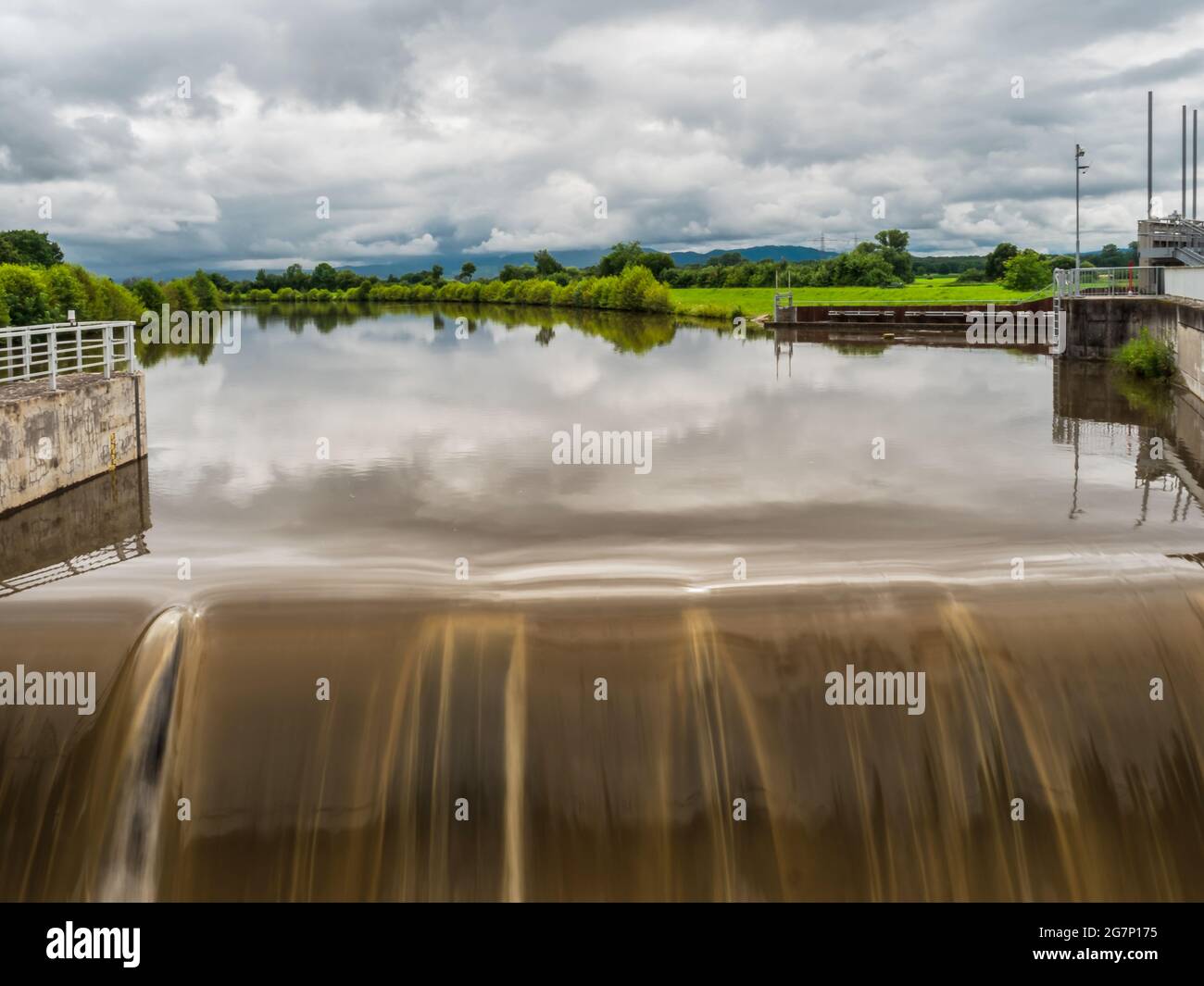 Mächtiger Wasserfall am Kinzig in Deutschland. Voller Fluss nach den Regenfällen. Stockfoto