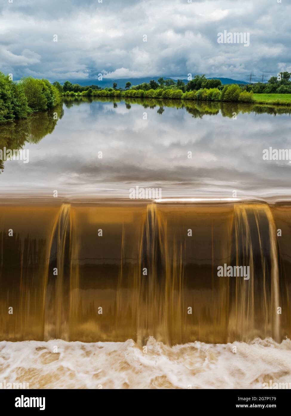 Mächtiger Wasserfall am Kinzig in Deutschland. Voller Fluss nach den Regenfällen. Stockfoto