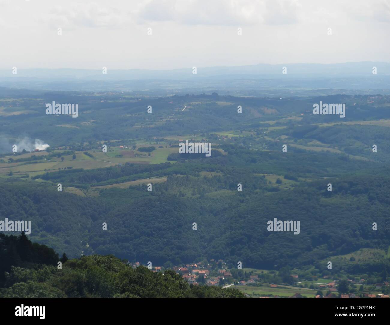Eine Luftaufnahme aus dem Flugzeugfenster. Felder und Häuser in Serbien. Stockfoto
