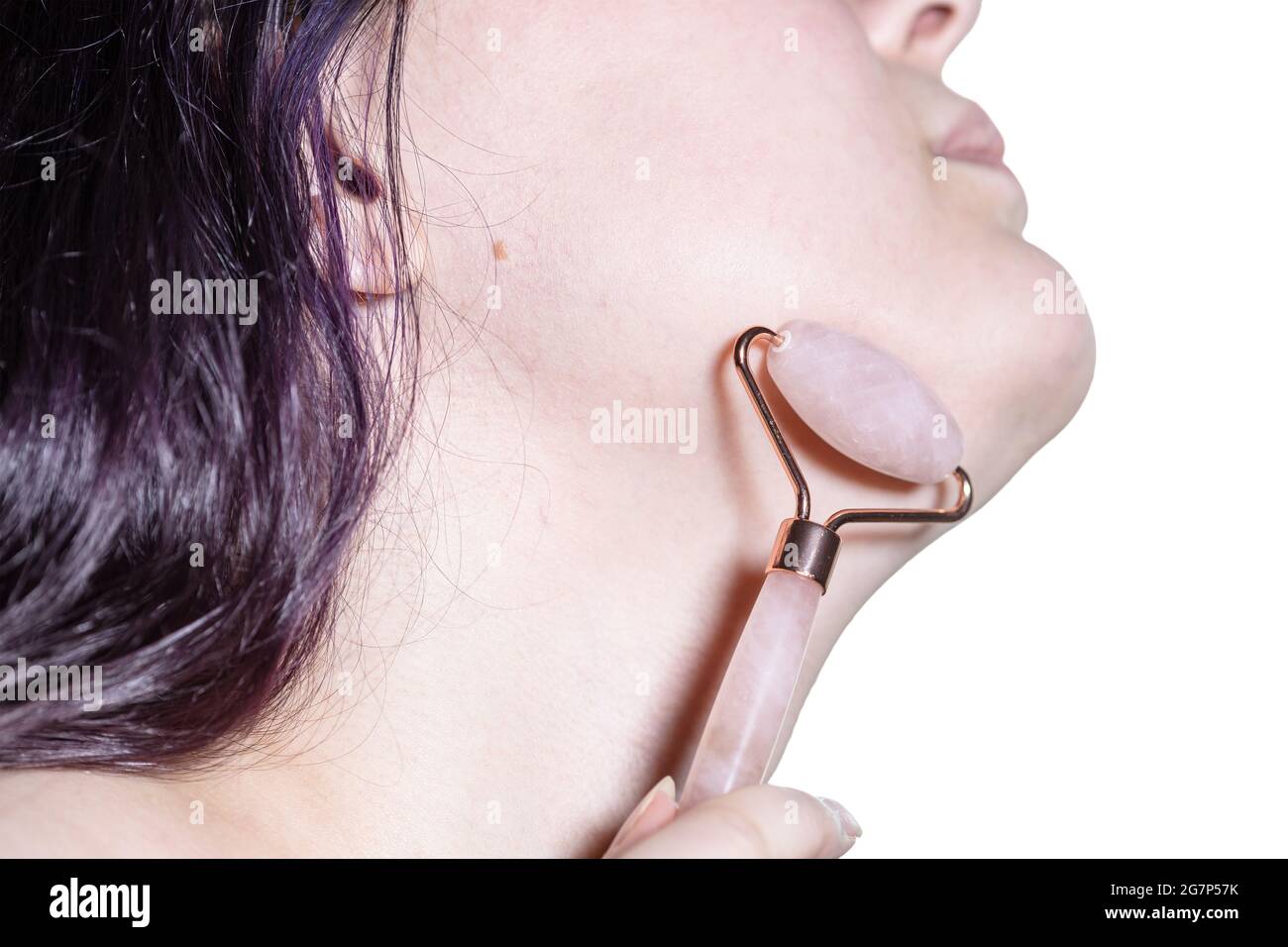 Massieren Sie den Hals mit dem Quarz-Roller-Massagegerät in der Technik der traditionellen chinesischen Gua Sha-Massage, isoliert auf weißem Hintergrund Stockfoto