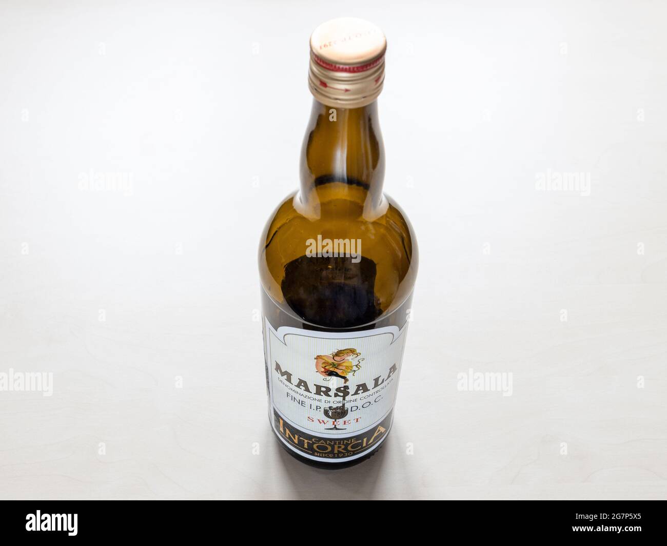 MOSKAU, RUSSLAND - 10. JUNI 2021: Leere Flasche süßer Marsala von Cantine Intorcia. Der Marsala ist ein angereicherter Wein, der in der Umgebung von hergestellt wird Stockfoto