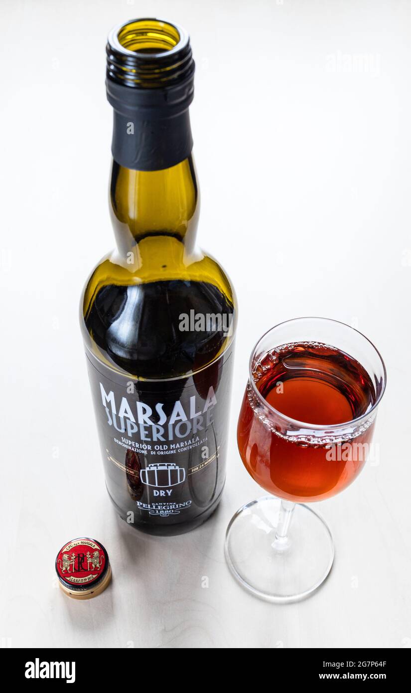 MOSKAU, RUSSLAND - 10. JUNI 2021: weinglas und Flasche trockener Marsala von Cantine Pellegrino. Der Marsala ist ein Wein, der in der Region hergestellt wird Stockfoto