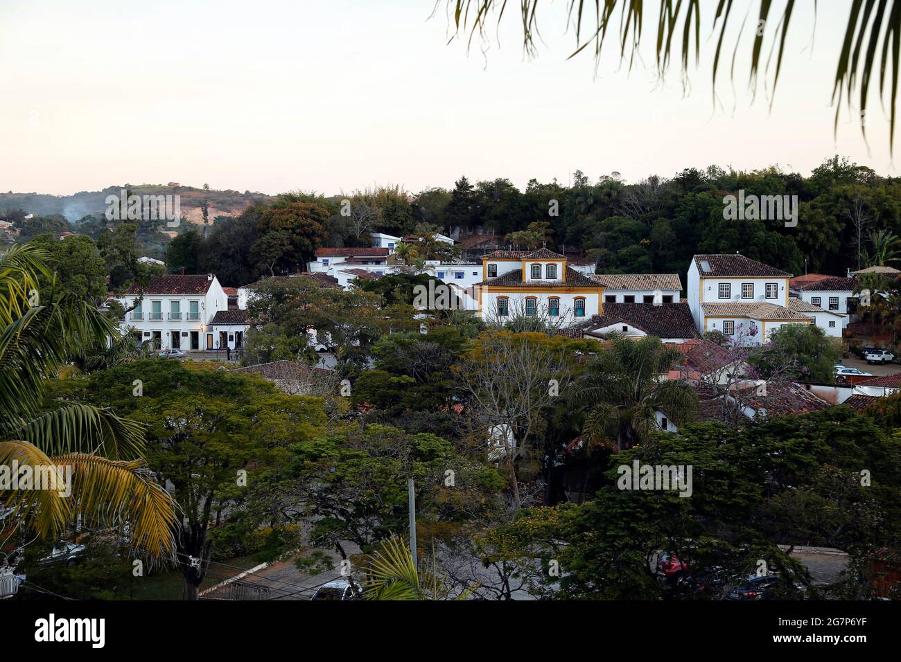 Tiradentes, Minas Gerais, Brasilien - 14. Juli 2021: Häuser und charakteristische Architektur in der Stadt historischen Tiradentes, Innenraum von Minas Gerais Stockfoto