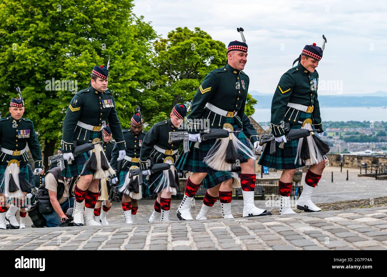 Soldaten des schottischen Militärregiments mit Gewehren in Kilt-Uniformen marschieren zu einer Zeremonie am Edinburgh Castle, Schottland, Großbritannien Stockfoto