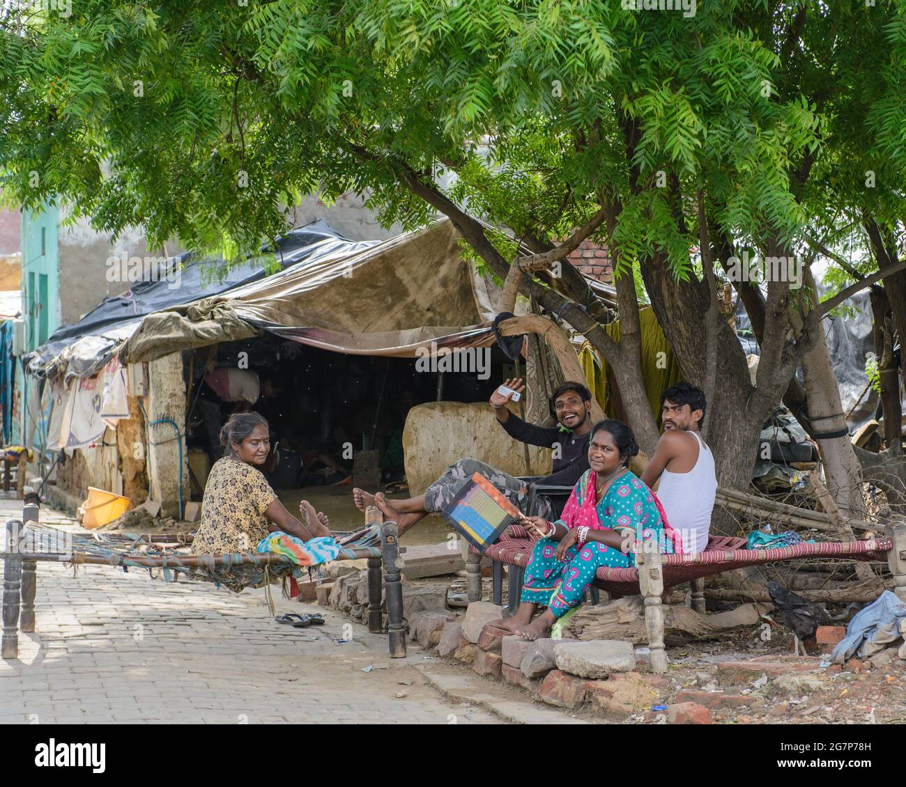 Eine glückliche Familie, die sich vor ihrem Zelthaus in Agra, Indien, entspannt. Stockfoto