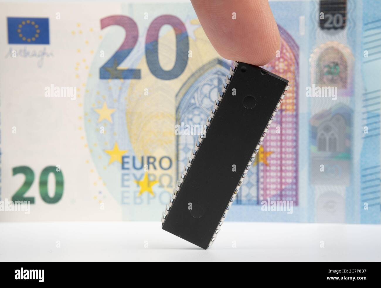 Großer Computerchip, der neben einer 20-Euro-Banknote platziert ist. Konzept für Investitionen in die Halbleiterindustrie und Golbal-Chipknappheit. Stockfoto